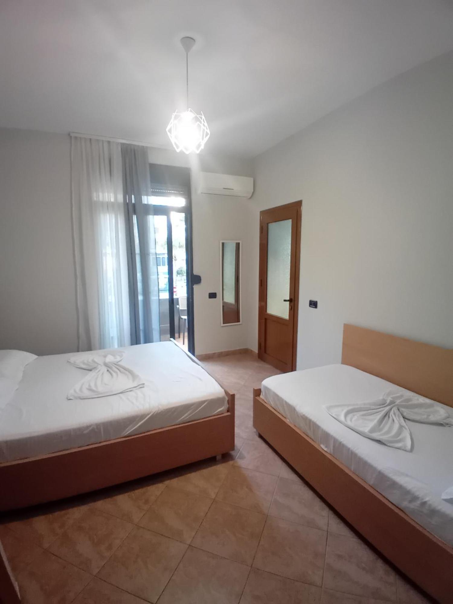 Hotel Zina 1 Minute Away From The Durrës